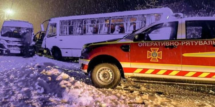 Біля Бучача у результаті ДТП швидкої допомоги з рейсовим автобусом в салоні авто затисло фельдшерку