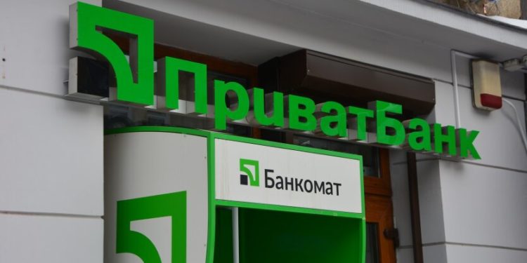 Залишає без грошей: ПриватБанк без попередження блокує банківські картки