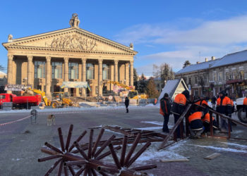 У Тернополі почали монтаж головної новорічної ялинки