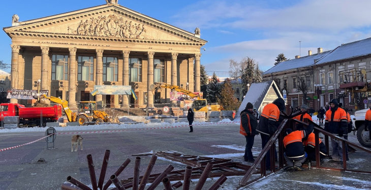 У Тернополі почали монтаж головної новорічної ялинки