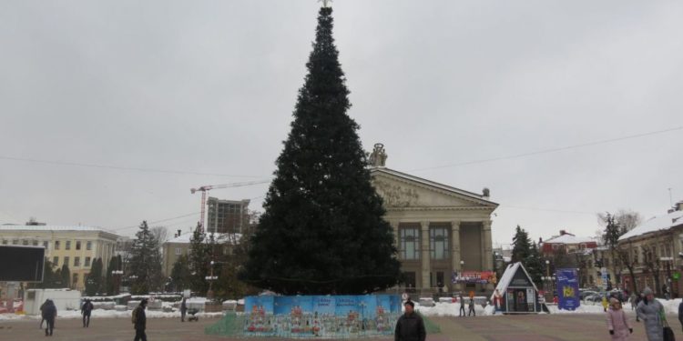 Попри суперечки та хвилю хейту в Тернополі встановили головну ялинку