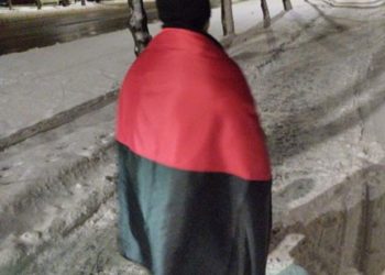 У Тернополі хуліган зірвав червоно-чорний прапор з флагштока і тягав його по землі