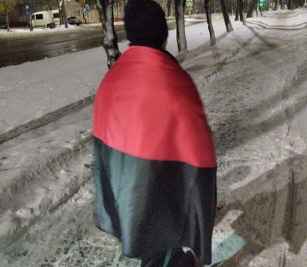 У Тернополі хуліган зірвав червоно-чорний прапор з флагштока і тягав його по землі