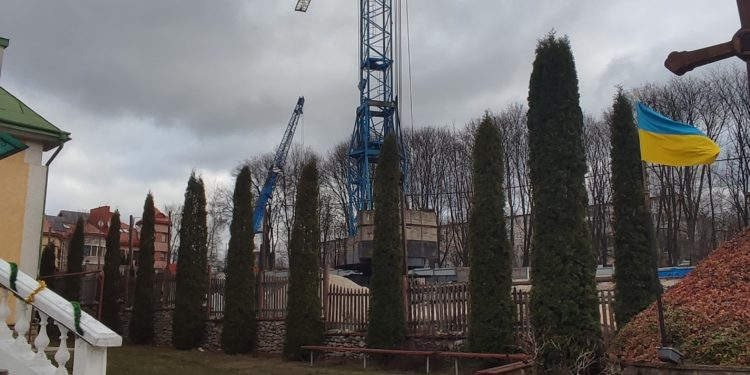 Будівельний кран – символ непереможної корупції Тернополя