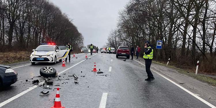 14 травмованих та один загиблий – наслідки п’яти дорожньо-транспортних пригод за добу 3 січня на дорогах Тернопільщини.