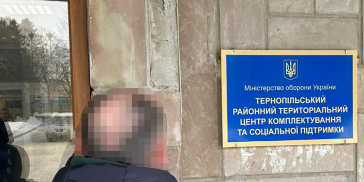 У Тернополі СБУ підозрює працівник ТЦК в отримані хабара