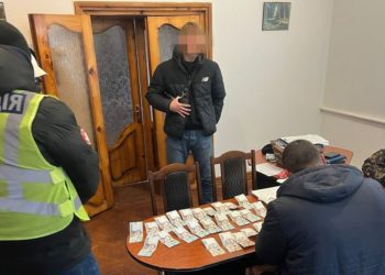 Правоохоронці затримали лісничого з Тернопільщини з великою сумою грошей