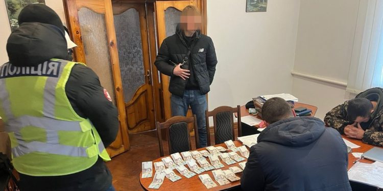 Правоохоронці затримали лісничого з Тернопільщини з великою сумою грошей