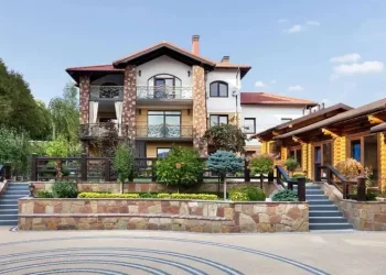 В Підгородньому біля Тернополя продaють елітне житло з бaсейном зa 1,5 мільйонa долaрів