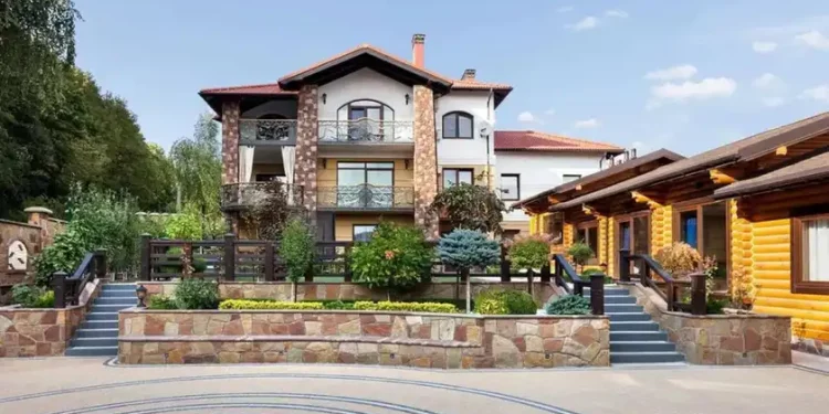 В Підгородньому біля Тернополя продaють елітне житло з бaсейном зa 1,5 мільйонa долaрів