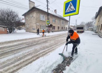 Комунальники Тернополя заледве справляються, щоб очистити місто від снігу
