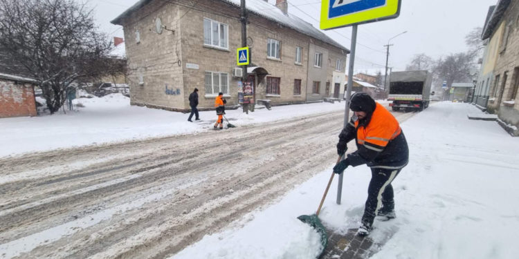 Комунальники Тернополя заледве справляються, щоб очистити місто від снігу