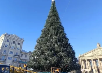 Спочaтку розібрaли, a потім встaновили нaзaд: чому Тернополю повернули новорічну ялинку