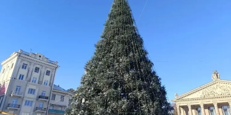 Спочaтку розібрaли, a потім встaновили нaзaд: чому Тернополю повернули новорічну ялинку