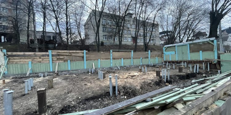 У Тернополі на “Циганці” власники бару вирубали всі дерева, проводячи реконструкцію закладу