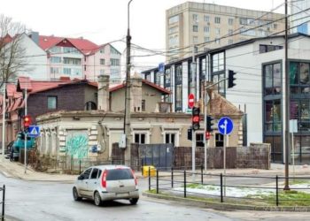 У центрі Тернополя зносять старий будинок