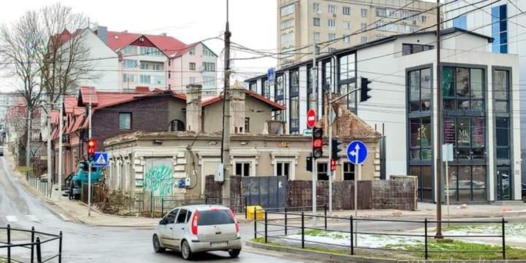 У центрі Тернополя зносять старий будинок