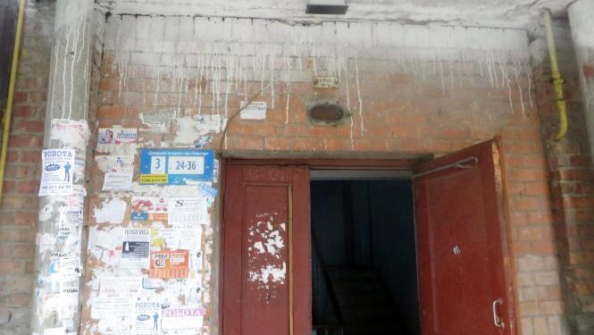 КП Тернопільської міської ради витратило на поклейку оголошень біля під’їздів 95 000 гривень