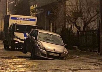 У Тернополі на проїжджій частині вулиці авто застрягло в ямі