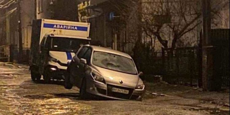 У Тернополі на проїжджій частині вулиці авто застрягло в ямі