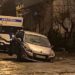 У Тернополі на проїжджій частині вулиці авто застрягло в ямі