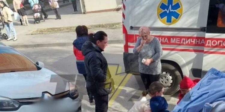 У Тернополі авто на тротуарі збило жінку з двома дітьми (Відео)