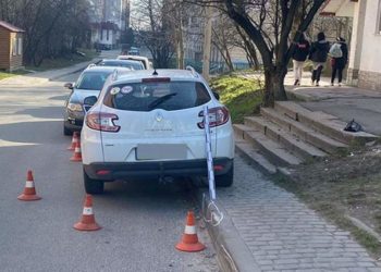 У Тернополі авто на тротуарі збило жінку з двома дітьми (Відео)