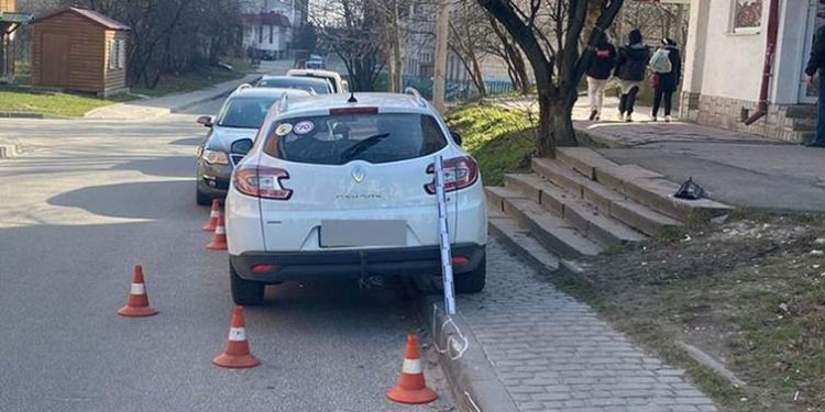 У Тернополі авто на тротуарі збило жінку з двома дітьми (Відео)