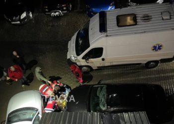 На вулиці Сахарова в Тернополі жінка випала з 10 поверху