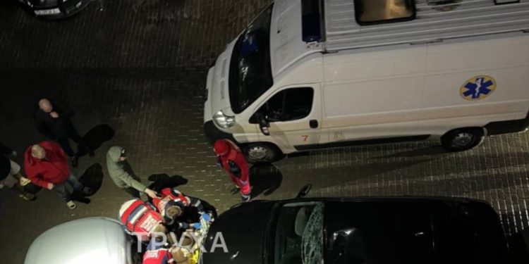 На вулиці Сахарова в Тернополі жінка випала з 10 поверху