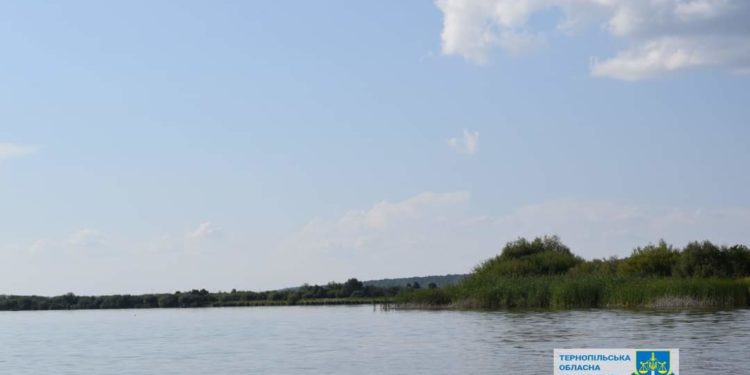 Величезний Залозецький ставок забрали у підприємця та повернули у власність громади