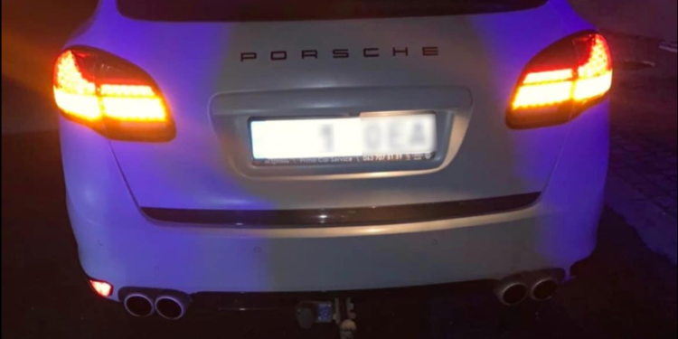“Водійка елітного Porsche хотіла щось приховати?” – їздила на авто із закритими плівкою номерними знаки