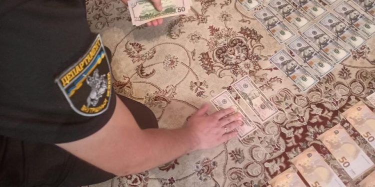 Житель Тернопільщини з помічницею за 7 тис євро вивозили ухилянтів за кордон в багажнику авто