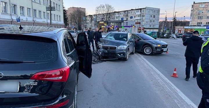 Зіткнулося чотири автівки: в Тернополі сталася ДТП за участі працівника СБУ