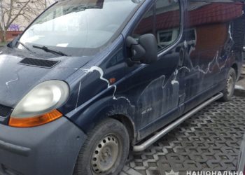 Оперативники Тернополя встановили зловмисника, який обливав невідомою речовиною чужі автомобілі