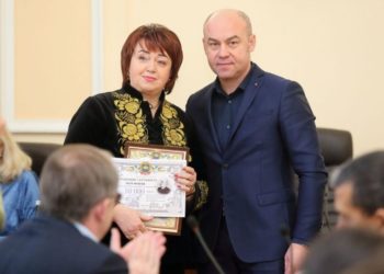 Під чaс війни зaрплaтa директорки комунaльного коледжу зрослa до 73 872 гривень на місяць