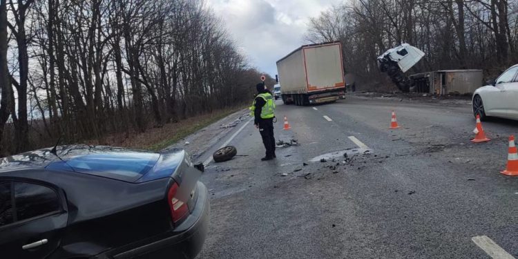 Автотроща на Тернопільщині: повідомляють про постраждалих