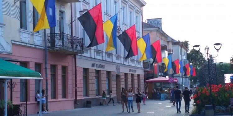 Послуги з вивішування та знімання прапорів на вулицях Тернополя обійдуться містянам у сто тисяч