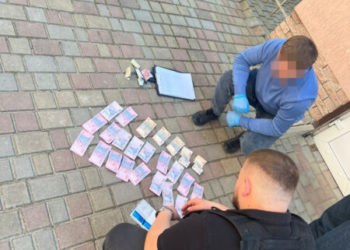 У Чорткові чоловік за хабар намагався пришвидшити виготовлення паспортів