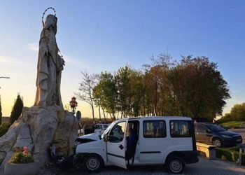 На Тернопільщині водійка автомобіля в’їхала у скульптуру Матері Божої