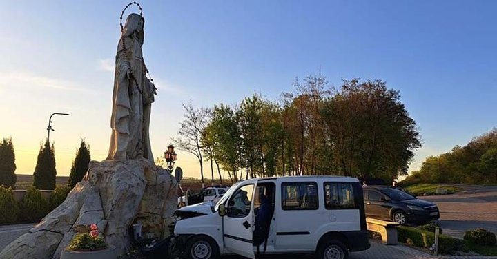 На Тернопільщині водійка автомобіля в’їхала у скульптуру Матері Божої