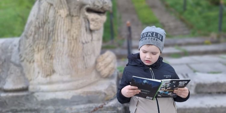 Може написати “Слава Росії”: у Тернополі 7-річному переселенцю відмовилися видавати книжки у бібліотеці