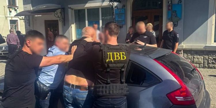 В Тернополі затримали «рішалу» у Сервісному центрі МВС