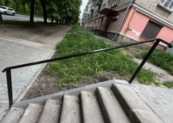 Сходи зробили нові, а тротуар в суцільних вибоїнах: хто і за скільки проводить ремонт в мікрорайоні Тернополя