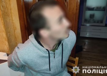 На Тернопільщині поліцейські затримали чоловіка за підозрою у нанесенні ножового поранення матері