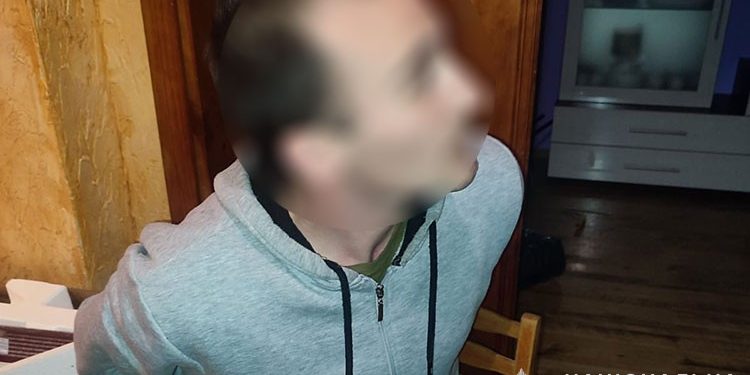 На Тернопільщині поліцейські затримали чоловіка за підозрою у нанесенні ножового поранення матері