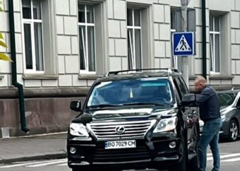 Порушуючи ПДР: Екс-керівники поліції Богомол та Тернопільської ОДА Труш розмовляли посеред вулиці