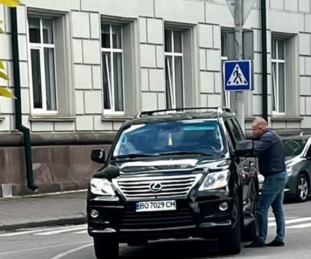 Порушуючи ПДР: Екс-керівники поліції Богомол та Тернопільської ОДА Труш розмовляли посеред вулиці