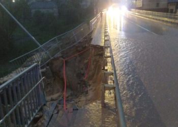 Внаслідок негоди в Струсові змило частину нещодавно відремонтованого мосту