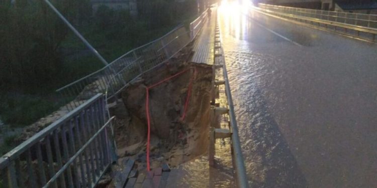 Внаслідок негоди в Струсові змило частину нещодавно відремонтованого мосту